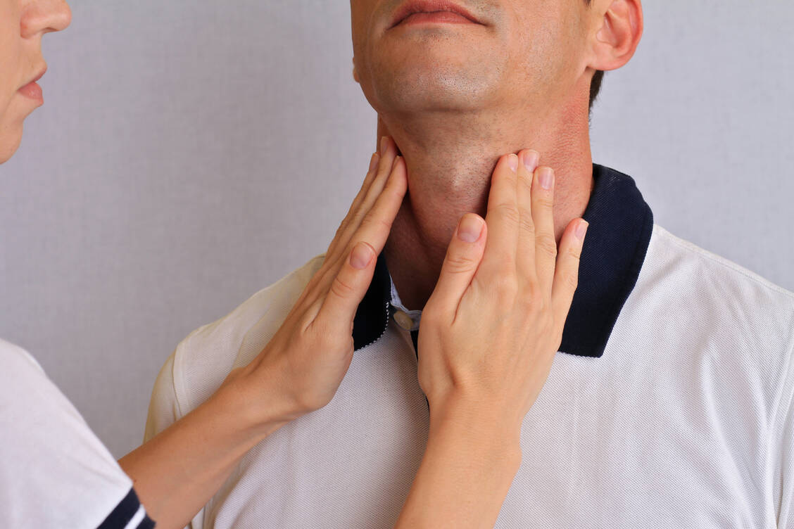 Das diffuse großzellige B-Zell-Lymphom (DLBCL) ist die häufigste Form des Non-Hodgkin-Lymphoms bei Erwachsenen. Eine neue Therapieoption ist Tafasitamab (Minjuvi®, Incyte). Der Antikörper wird in Kombination mit Lenalidomid mit anschließender Tafasitamab-Monotherapie bei Erwachsenen mit rezidiviertem oder refraktärem diffusem großzelligem DLBCL eingesetzt, wenn diese nicht für eine Stammzelltransplantation geeignet sind. Der Antikörper ist gegen CD19 auf B-Zellen gerichtet. Da dieses Oberflächenantigen von bösartigen B-Zellen stark exprimiert wird, gilt es als guter Angriffspunkt für Therapeutika. Tafasitamab wird infundiert. Es ist einer von fünf neuen Wirkstoffen auf dem Markt. / Foto: Adobe Stock/ glisic_albina