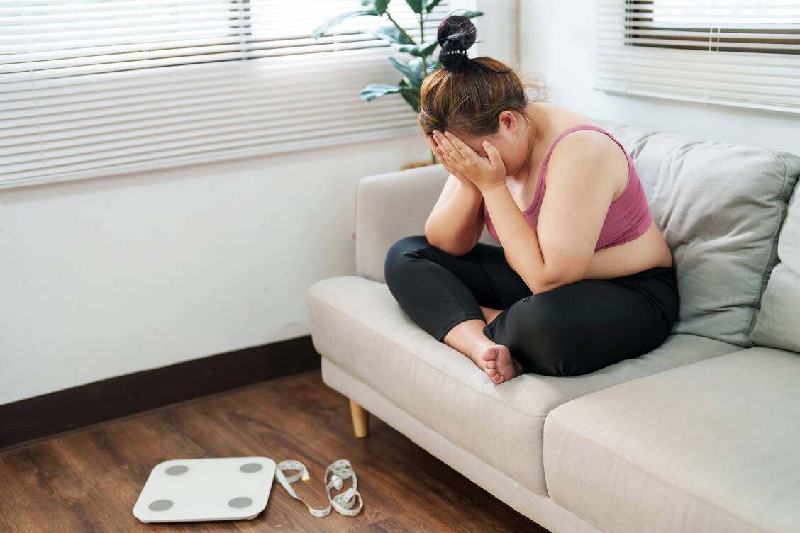 Bei einer Hashimoto-Thyreoiditis ist der Stoffwechsel oft deutlich verlangsamt, Energie- und Kalorienbedarf sinken. Patienten hadern daher häufig mit einer ungewollten Gewichtszunahme.  / © Imago/Zoonar
