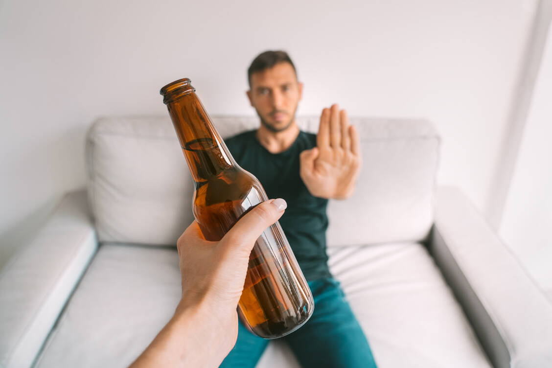 Wer keinen Alkohol trinken möchte, muss sich auch heute noch häufig dafür rechtfertigen. / © Adobe Stock/Daria