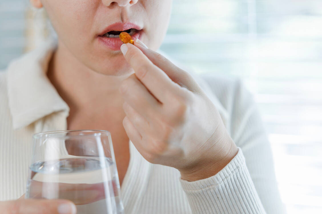 Mittels Mikrobiomtransfer, der auch über die Einnahme magensäureresistenter Kapseln möglich ist, siedeln sich die eingebrachten Bakterien in aller Regel nur vorübergehend an.  / Foto: Adobe Stock/dragonstock
