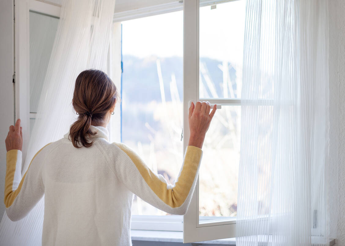 Das Fenster öffnen und tief durchatmen: Kleine Rituale können helfen, einen Übergang vom Arbeitstag in den Alltag zu schaffen. Das ist vor allem im Homeoffice häufig nötig. / © Adobe Stock/USeePhoto
