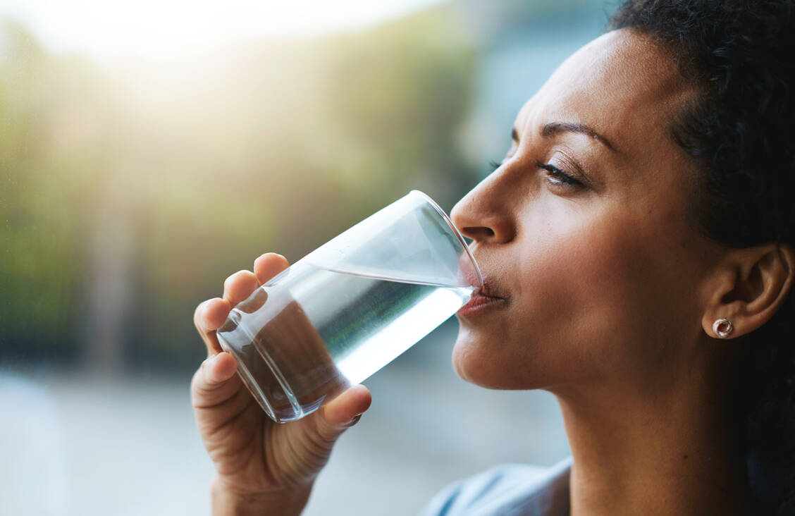 Ob Wasser in kleinen Schlucken trinken oder die Luft anhalten – eine Sache haben die gängigen Tipps gegen Schluckauf gemeinsam: Sie sorgen für Ablenkung. Das kann dazu führen, dass wir uns entspannen. / © Getty Images/laflor