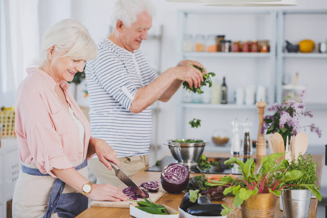 Eine gesunde Ernährung hat viele positive Effekte – den Verlauf einer rheumatischen Erkrankung kann sie aber scheinbar kaum beeinflussen. / Foto: Getty Images/KatarzynaBialasiewicz