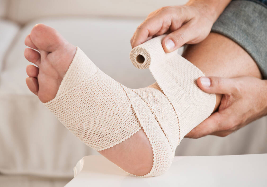 Während bei kleineren Verletzungen eine lokale Behandlung ausreicht, kann bei großflächigen Prellungen zusätzlich die orale Gabe eines Antiphlogistikums notwendig sein. / Foto: Getty Images/Tetra Images