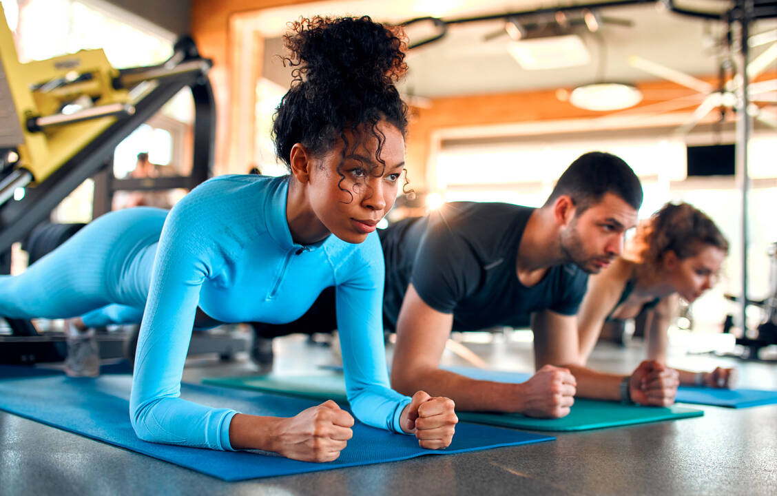 Krafttraining in der ersten Zyklushälfte und um den Eisprung herum könnte einer Studie zufolge bessere Effekte erzielen als das Training in der zweiten Zyklushälfte. / Foto: Getty Images/Valerii Apetroaiei