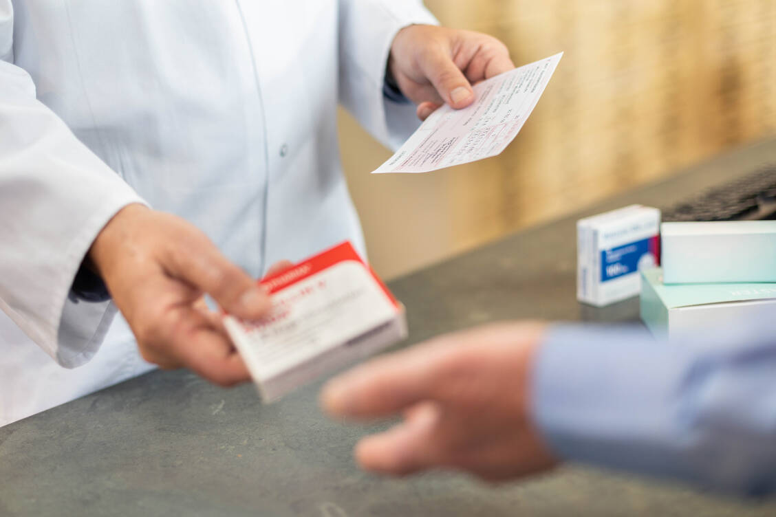 Das Rezept geht in die Abrechnung, wenn der Patient das Arzneimittel bereits erhalten hat. Hat die Apotheke vertragliche Vorgaben nicht beachtet, kann eine Retaxation folgen. / Foto: ABDA