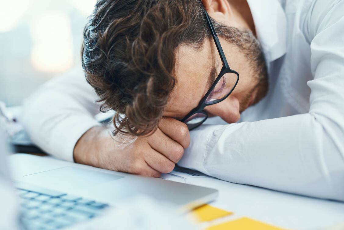 Eine Schlafattacke trifft Betroffene mit Narkolepsie in unterschiedlichsten Situationen und lässt sich oft nicht mehr abwenden. / © Adobe Stock/K Seisa/peopleimages.com