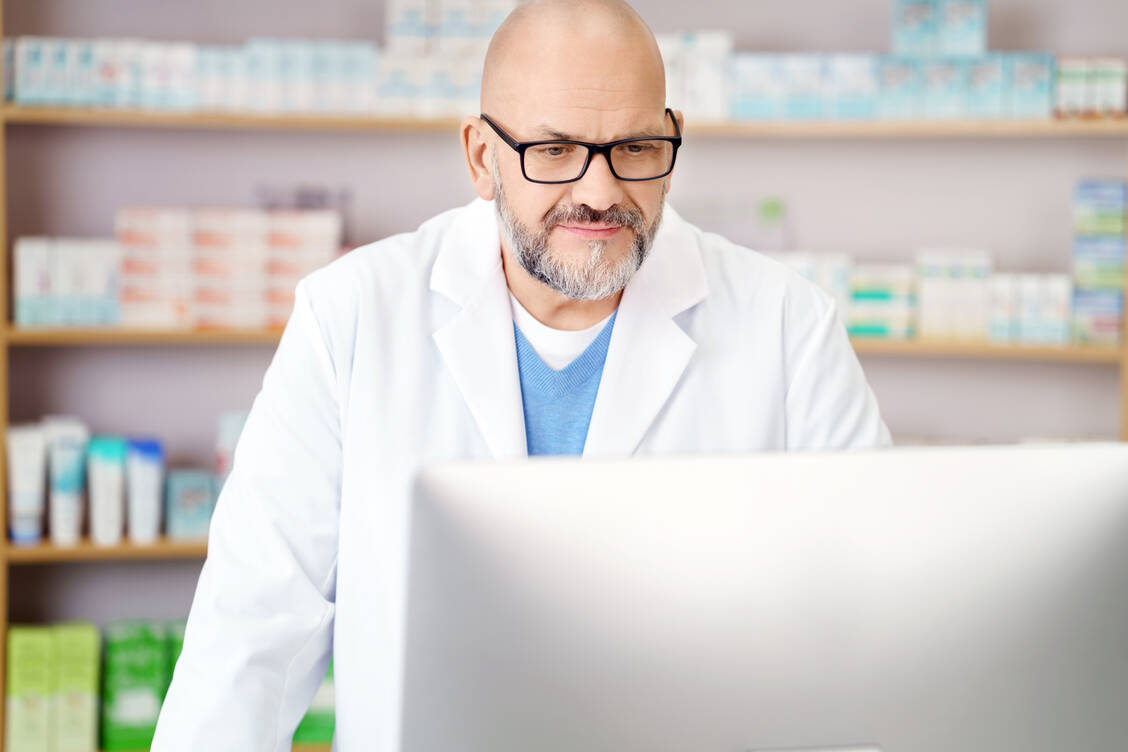 Mehr als 8000 vermutete Qualitätsmängel bei Arzneimitteln meldeten die Apotheken 2024 an die AMK. / © Adobe Stock/contrastwerkstatt