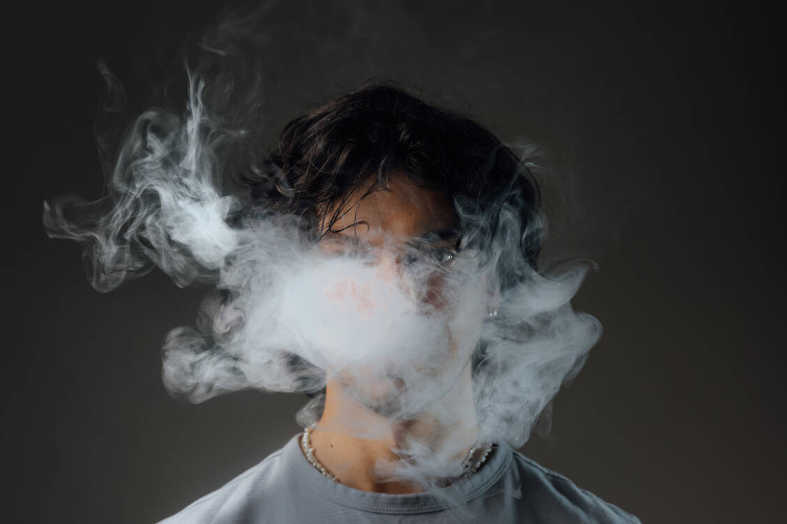 Egal ob Zigarette oder Vape (Vaporizer): Nikotinkonsum ist gefährlich für die Gesundheit.  / © Getty Images/	SolStock