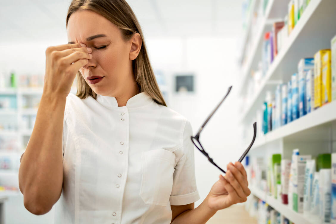 Der Alltag kann schon mal ganz schön stressig sein. Da ist es sinnvoll geeignete Strategien zum Stressabbau zur Hand zu haben. / © Getty Images/	Nastasic