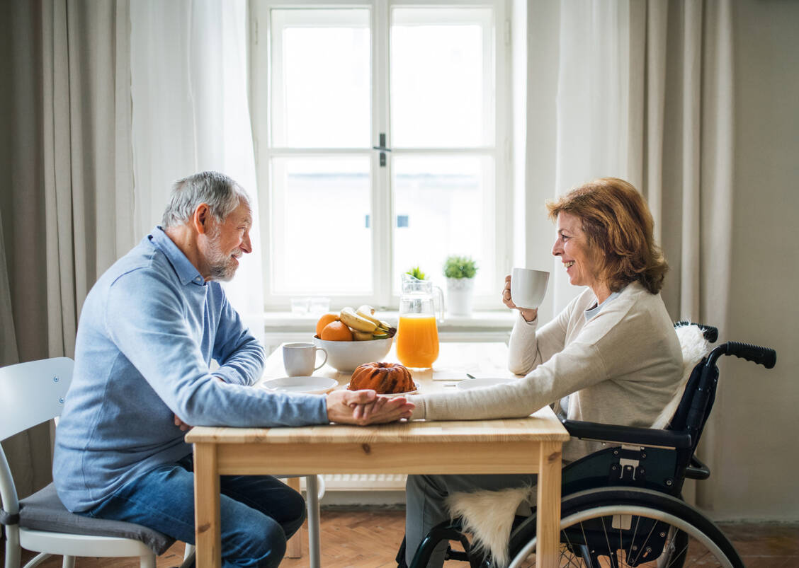 Die Lebenswelt zu teilen, steigerte bei älteren Paaren in einer Studie das Wohlbefinden. / © Getty Images/Halfpoint Images