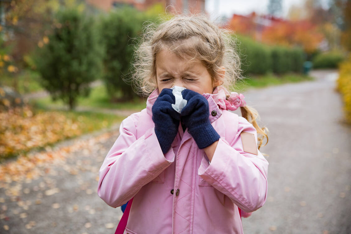 Kinder leiden sehr häufig unter Atemwegsinfektionen, bis zu zehn Infekte pro Jahr sind normal. Ein probiotisches Präparat kann ihre Abwehrkräfte steigern und die Zahl der Infekte so reduzieren.  / Foto: Adobe Stock/Aleksandra Suzi
