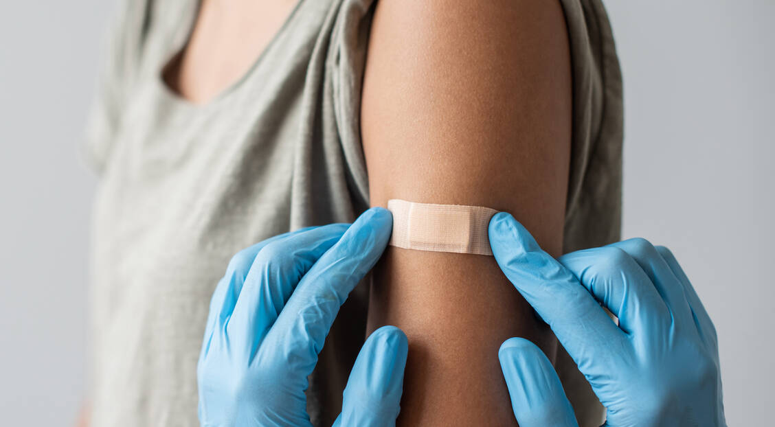 Menschen, die mit dem Covid-19-Impfstoff von Janssen (Johnson & Johnson) geimpft wurden, sollten einen zweiten Piks bekommen, so die Empfehlung der STIKO. / Foto: Getty Images/Poike
