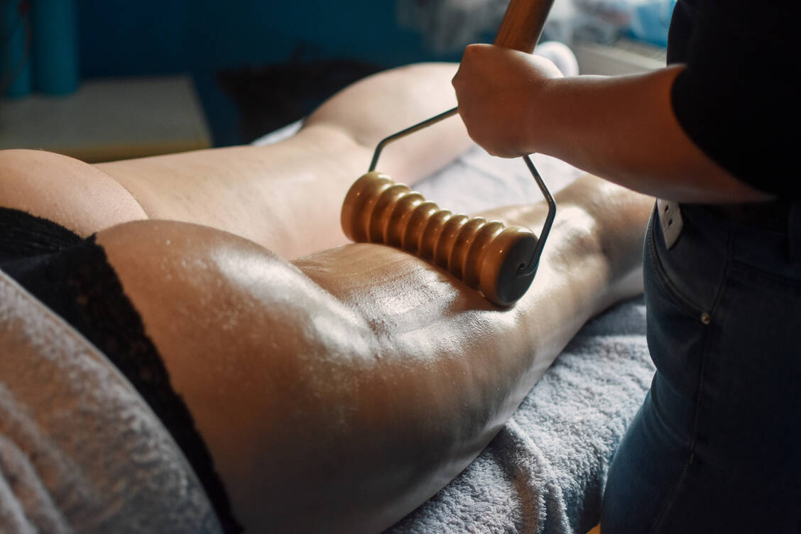 Massagen fördern die Durchblutung und können Cellulite dadurch mildern. / Foto: Getty Images/milorad kravic