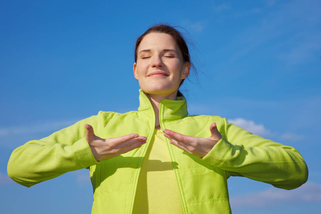 There is one thing you can always do in any corner and at home: calm yourself down with the help of your own breathing. / Foto: Adobe Stock/Robert Kneschke