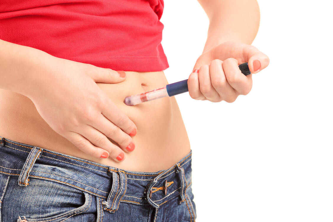 Ein Biologikum kann sich der Patient nach einer Schulung durch den Arzt meist selbst injizieren.  / Foto: Fotolia/Ljupco Smokovski