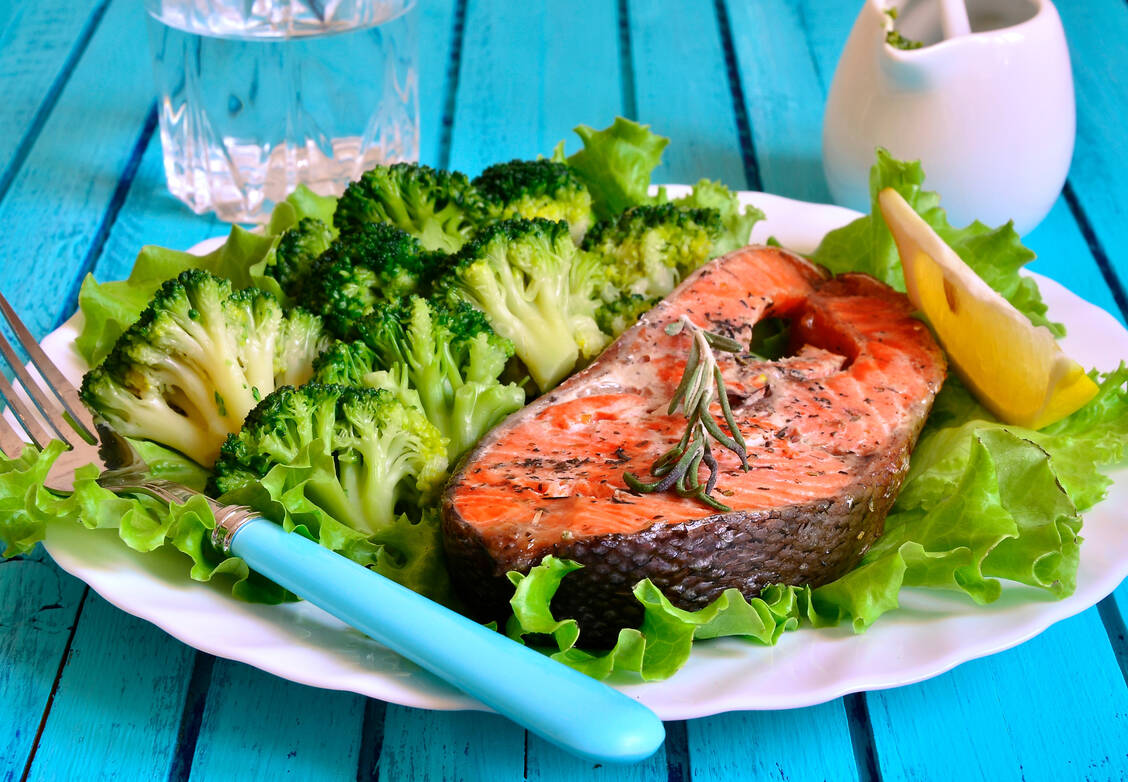 Gut geeignet sind fettreicher Fisch wie Lachs und entzündungshemmende Kreuzblütler wie Brokkoli und andere Kohlarten. / © Adobe Stock/ ilechka75