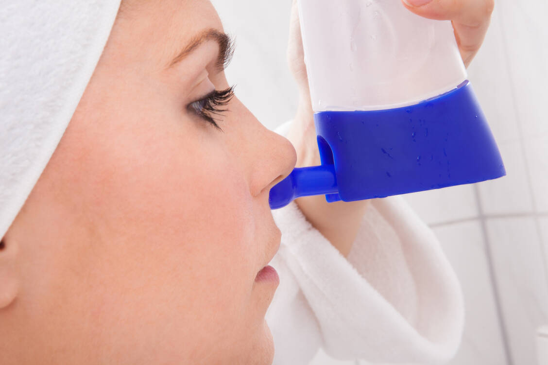 Manchem Allergiker hilft es, die Nasenschleimhaut mit isotonischer Salzlösung zu spülen. / Foto: Adobe Stock/Andrey Popov