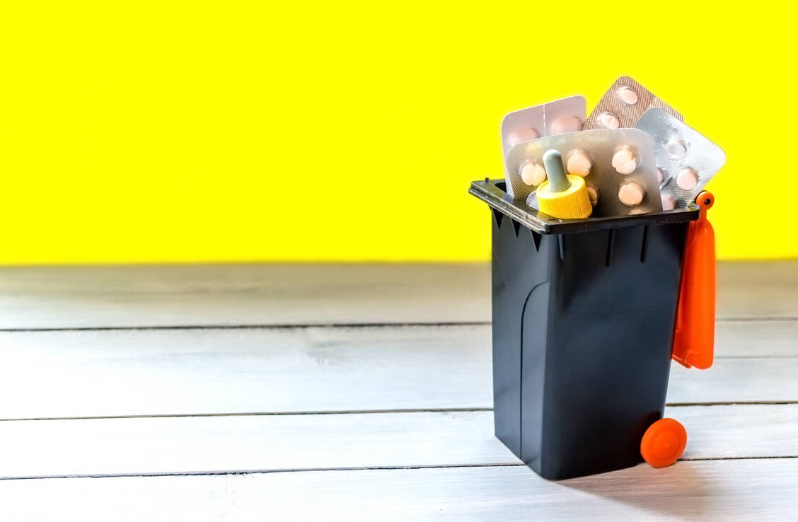 In den meisten Fällen ist die Entsorgung von Medikamenten über den Restmüll eine sichere Sache.  / © Adobe Stock/ MysteryShot