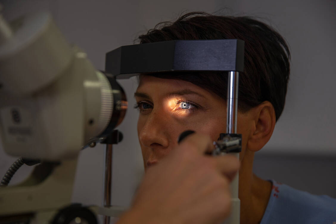 Die Augen sind ein empfindliches Organ. Gerät ein Fremdkörper ins Auge, ist meist ärztliche Hilfe gefragt. / © Getty Images/CasarsaGuru