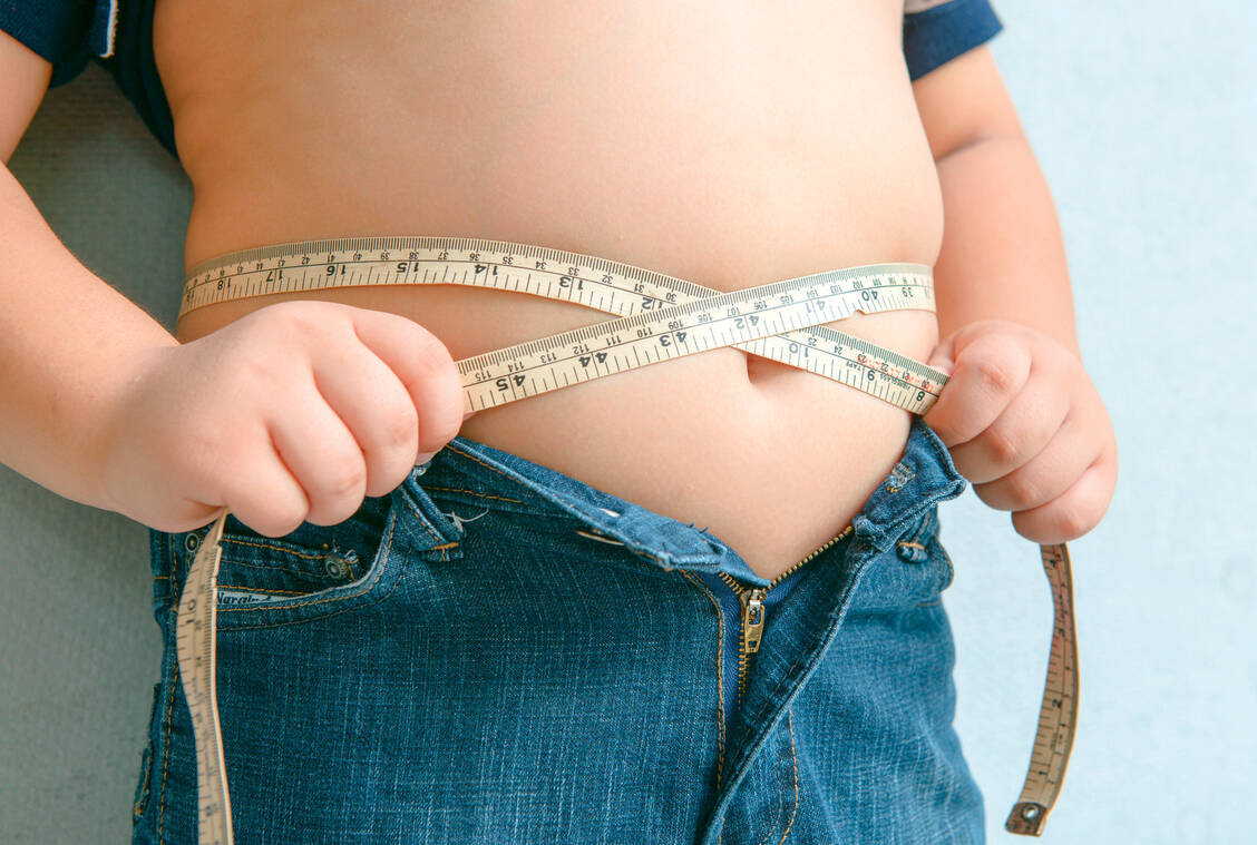 Auch viele Kinder haben in der Corona-Zeit zugelegt. Das ist laut Experten besonders bedenklich, denn in jungen Jahren werden die Essensgewohnheiten für den Rest des Lebens festgelegt. / Foto: Fotolia/kwanchaichaiudom