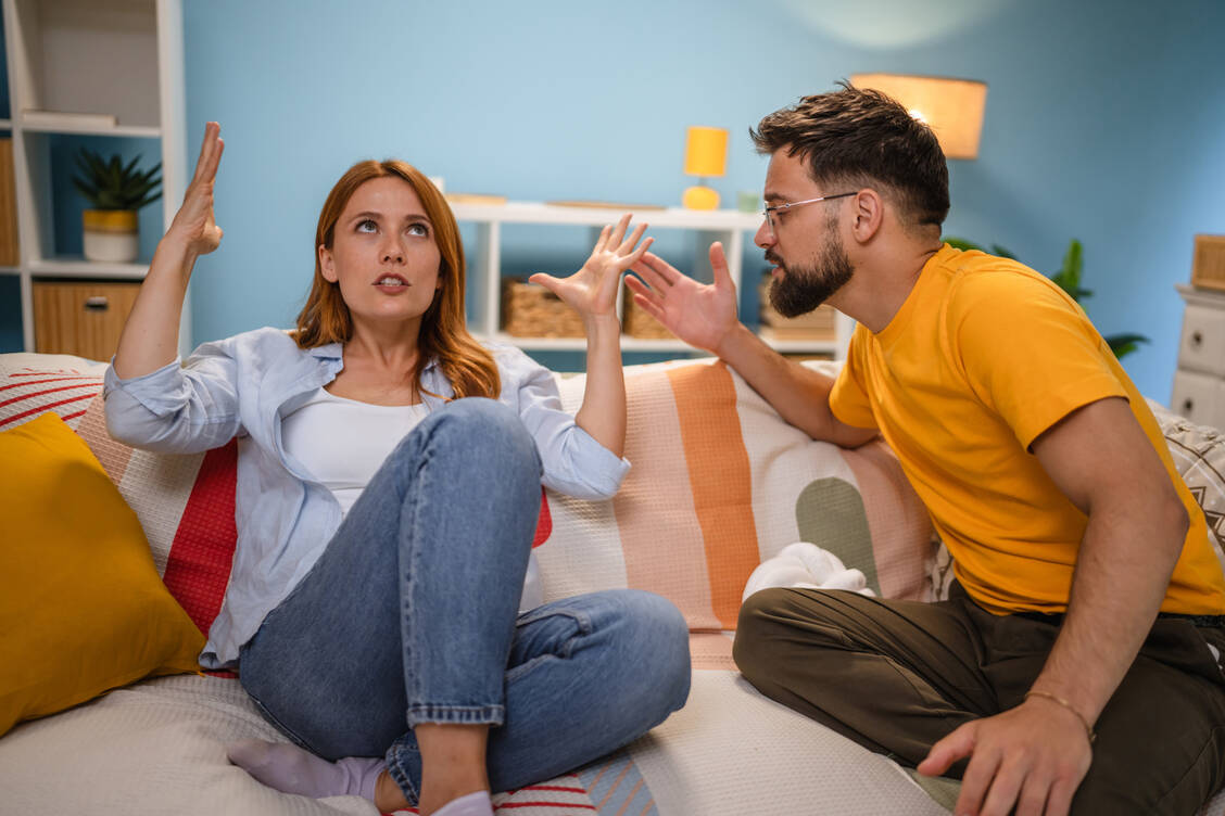 Wenn von vorneherein klar ist, wo jeweils die eigenen Grenzen liegen, können Paare Streitigkeiten vermeiden und Kompromisse finden. / © Adobe Stock/Miljan Zivkovic