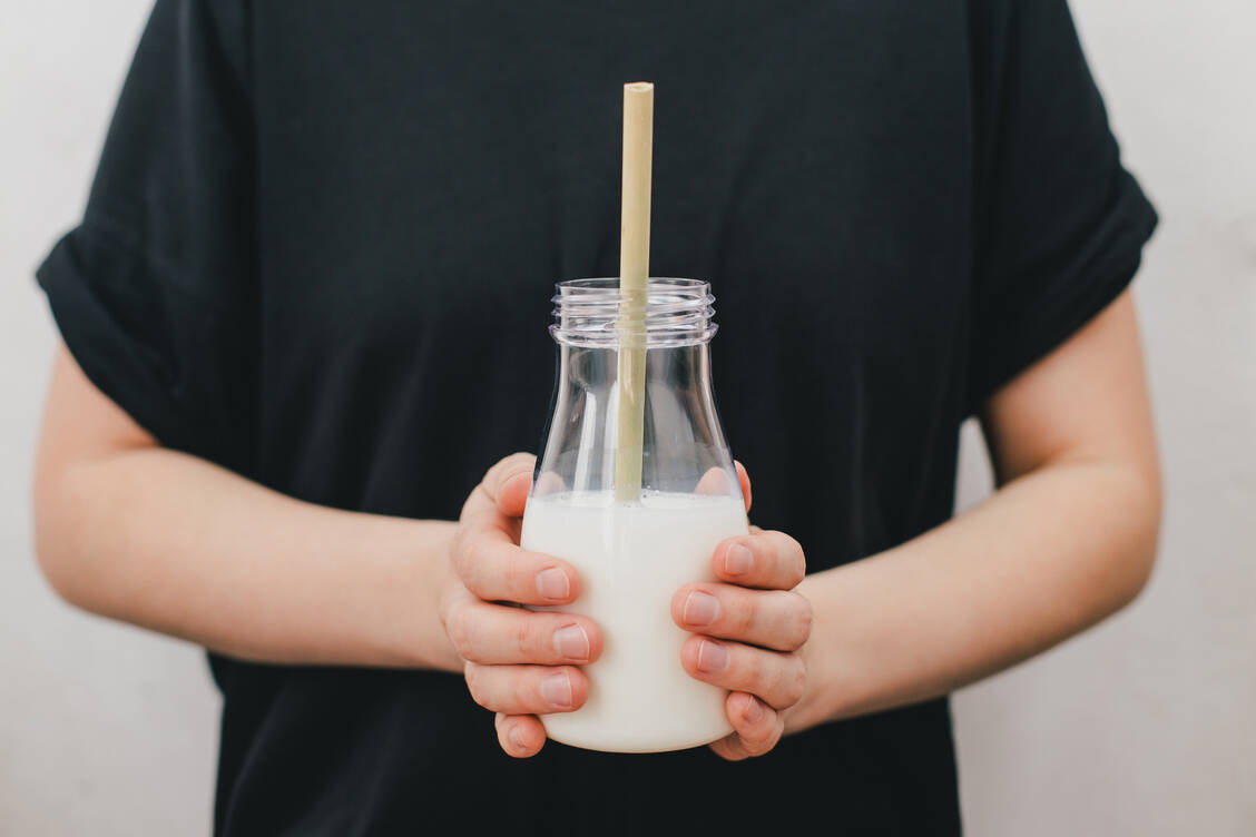 Die Milch macht es nicht immer: Einige Menschen können den Milchzucker Lactose im Darm nicht aufspalten. Das führt zu Durchfall, Blähungen und Bauchschmerzen. / Foto: Getty Images/Polina Lebed
