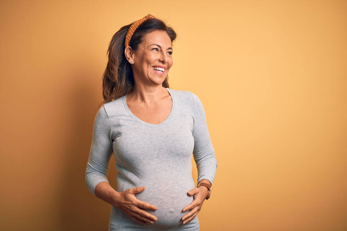 In der Jugend ist die Chance auf eine Schwangerschaft am größten, doch immer mehr Frauen starten erst im Beruf durch, bevor der Wunsch nach Nachwuchs Oberhand gewinnt. / © Adobe Stock/Krakenimages.com