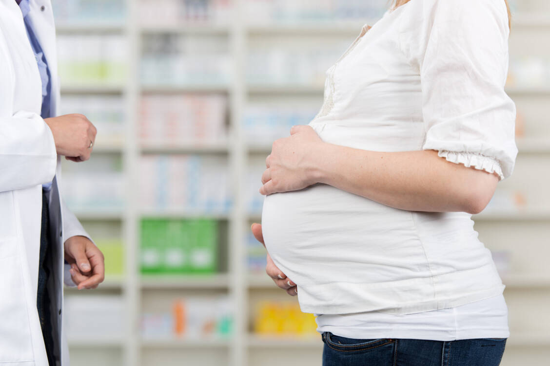 Nicht nur in der Arztpraxis, auch in der Apotheke sollten Frauen über potenziell teratogene Medikamente aufgeklärt werden. / Foto: Adobe Stock/contrastwerkstatt