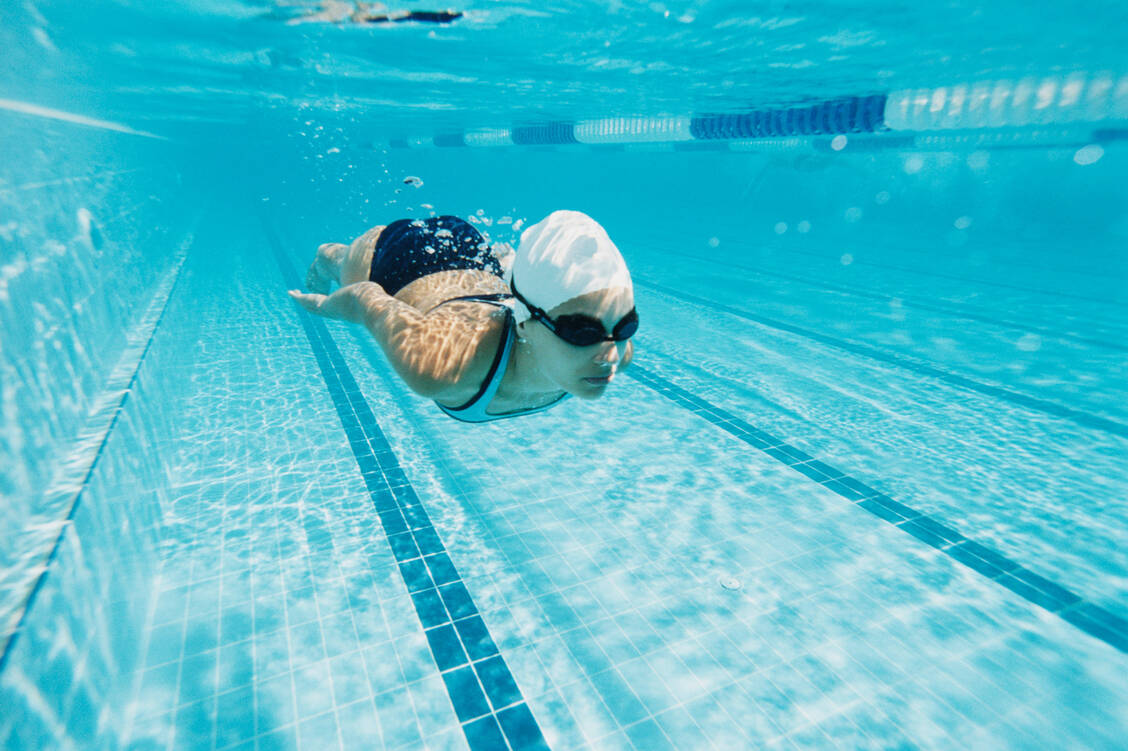 Ab ins kühle Nass – das ist eine Möglichkeit, bei hohen Temperaturen Ausdauersport zu machen. / Foto: Getty Images/Digital Vision.