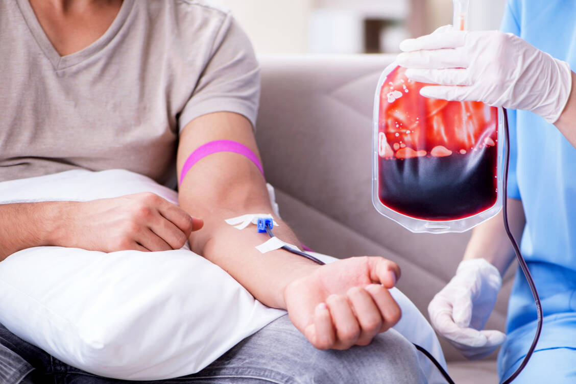 Blutspenden werden dringend benötigt und retten anderen Menschen mitunter das Leben. / Foto: Shutterstock/Elnur