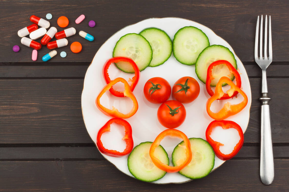 Eine vegane Ernährung macht unter Umständen die Einnahme von Nahrungsergänzungsmitteln notwendig. Doch ist diese Therapie auch erstattungsfähig? / Foto: Adobe Stock/martinfredy