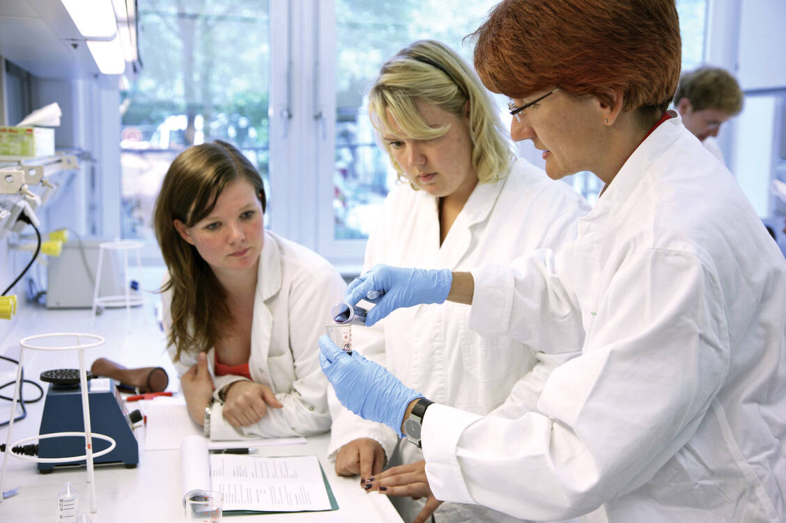 Die Ausschüsse empfehlen, die PTA-Ausbildung auf drei Jahre zu verlängern. Theoretische und praktische Phasen sollen sich dabei abwechseln. / Foto: imago/Jochen Tack
