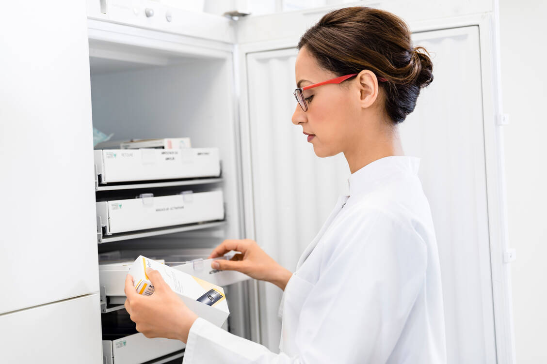 In Kühlschränken in der Apotheke stimmt die Temperatur, für zu Hause müssen Patienten jedoch genau wissen, in welchem Fach sie Medikamente am besten lagern können. / Foto: ABDA