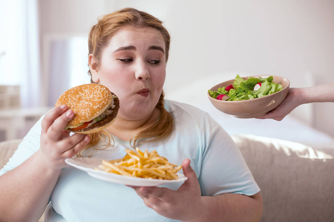 Fast-Food und Fertiggerichte enthalten viele versteckte Fette und Zucker. Diese fördern nicht nur Übergewicht, sondern sind bei übermäßigen Verzehr auch Gift für die Leber. / Foto: Adobe Stock/zinkevych