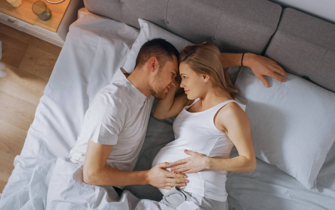 Wenn die Lust da ist, steht Sex in der Schwangerschaft meist nichts entgegen – auch im dritten Trimester nicht. / © Adobe Stock/Gorodenkoff Productions OU