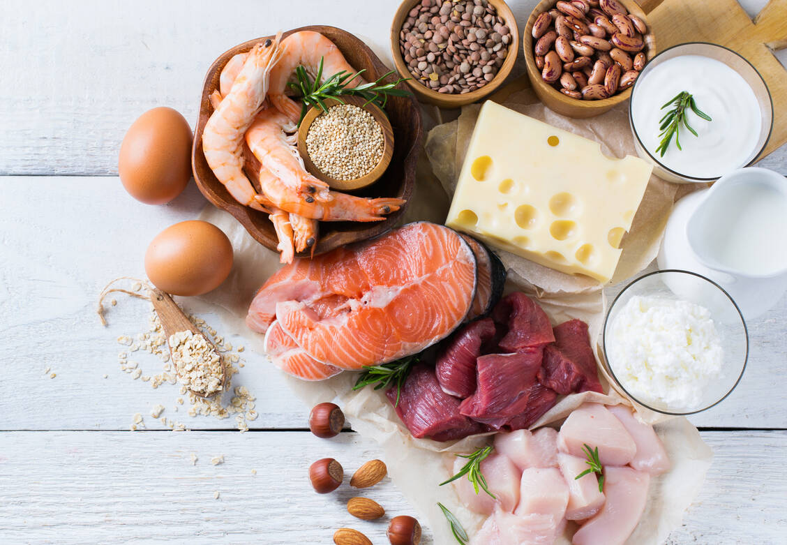 Reich an Eiweiß und Fett, arm an Kohlenhydraten – diese Ernährungsweise eignet sich nach Meinung von Ernährungswissenschaftlern nicht auf Dauer. / Foto: Getty Images / Aamulya