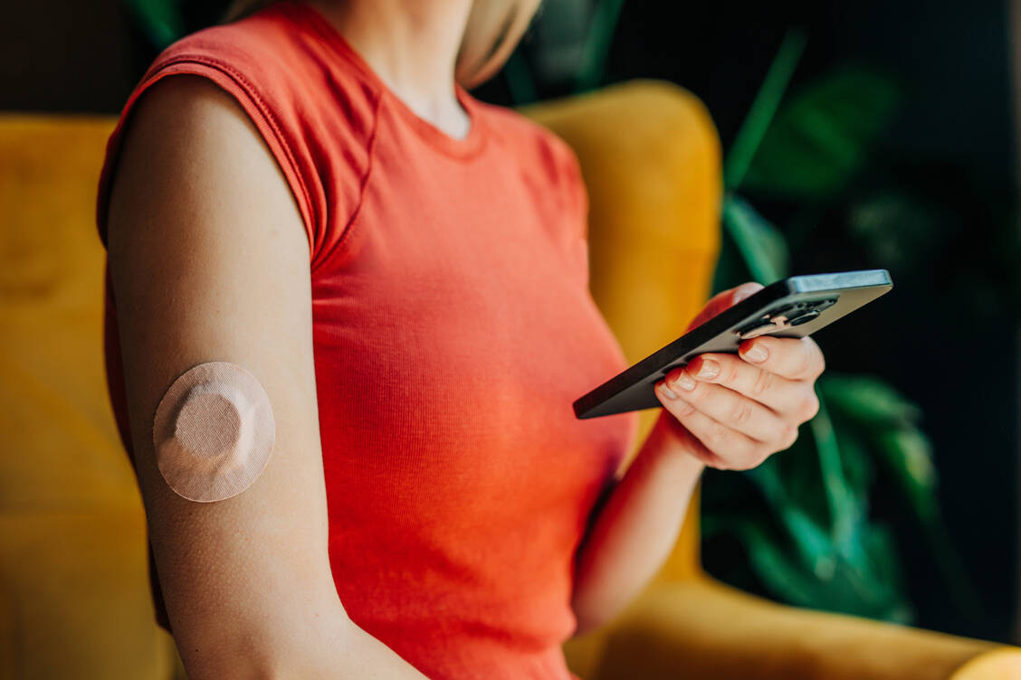 Die Vergleichbarkeit verschiedener CGM ist besonders relevant, wenn Patienten auf ein anderes System wechseln. / © Getty Images/Westend61/Vira Simon