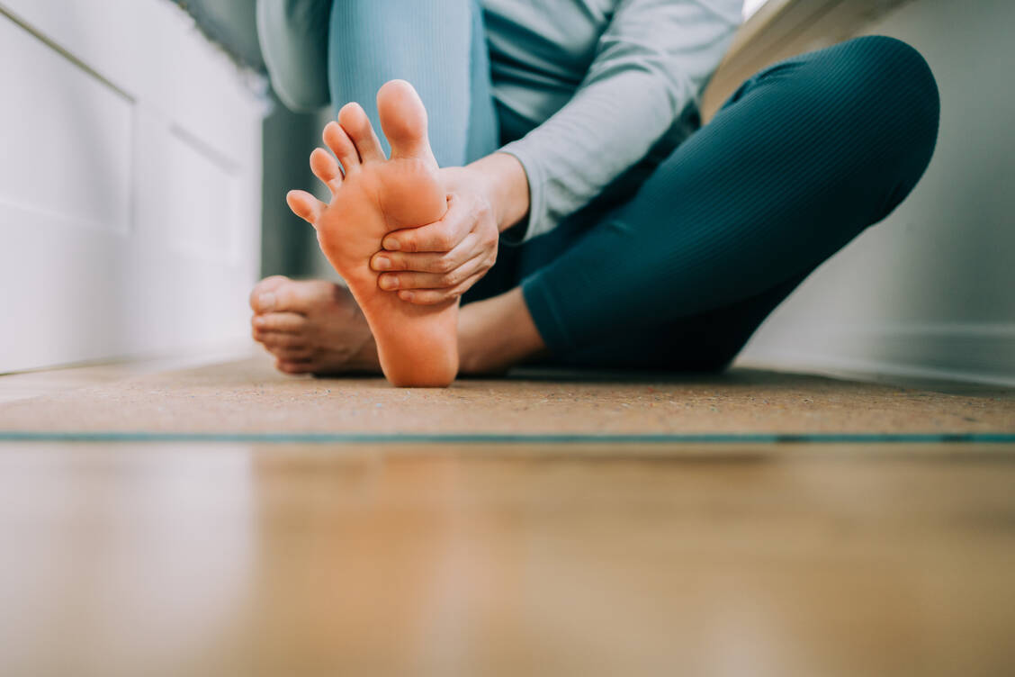 Brennende Schmerzen unter anderem in den Füßen – die Symptome einer Small Fiber Neuropathie können Betroffene schwer belasten. / © Getty Images/Olga Pankova