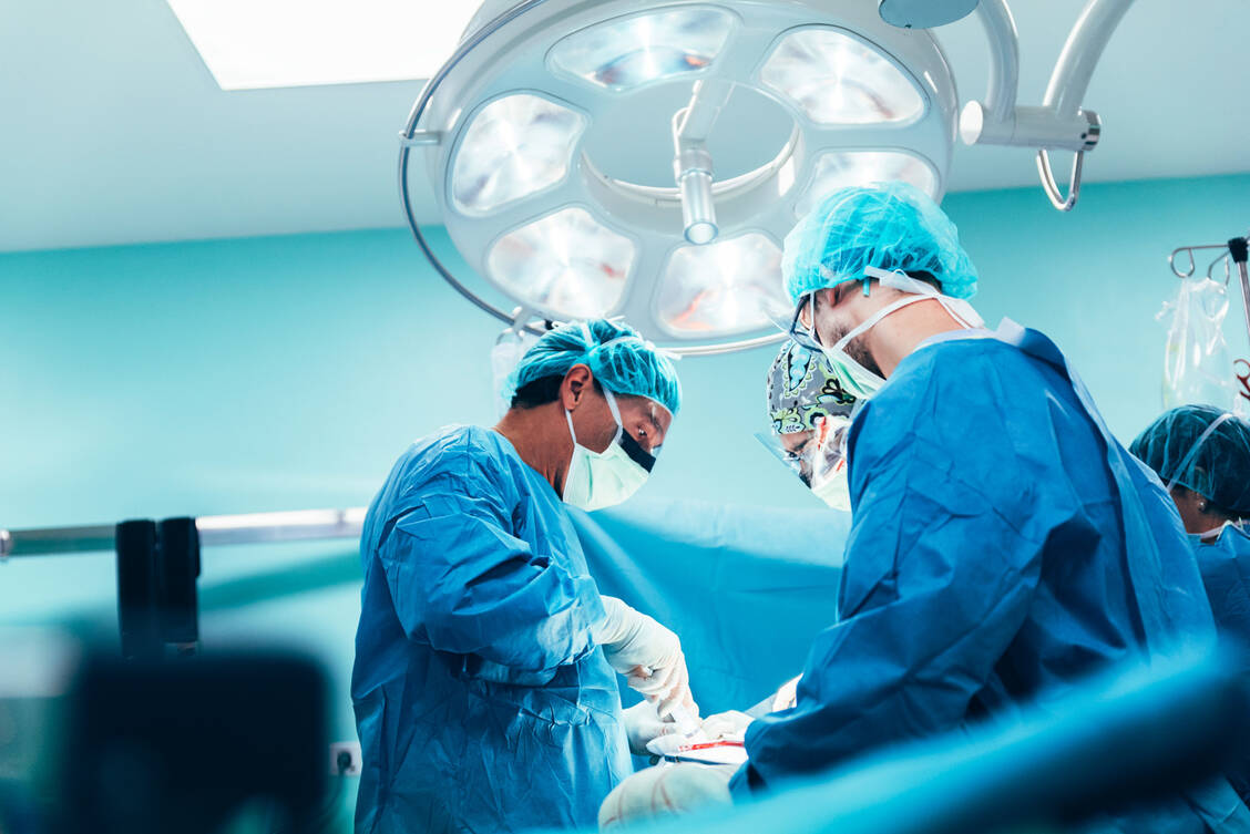 Kommt es nach einem chirurgischen Eingriff zu Komplikationen, hat das eher nichts mit Bakterien aus dem Umfeld der Operation zu tun. / Foto: Adobe Stock/Santiago Nunez