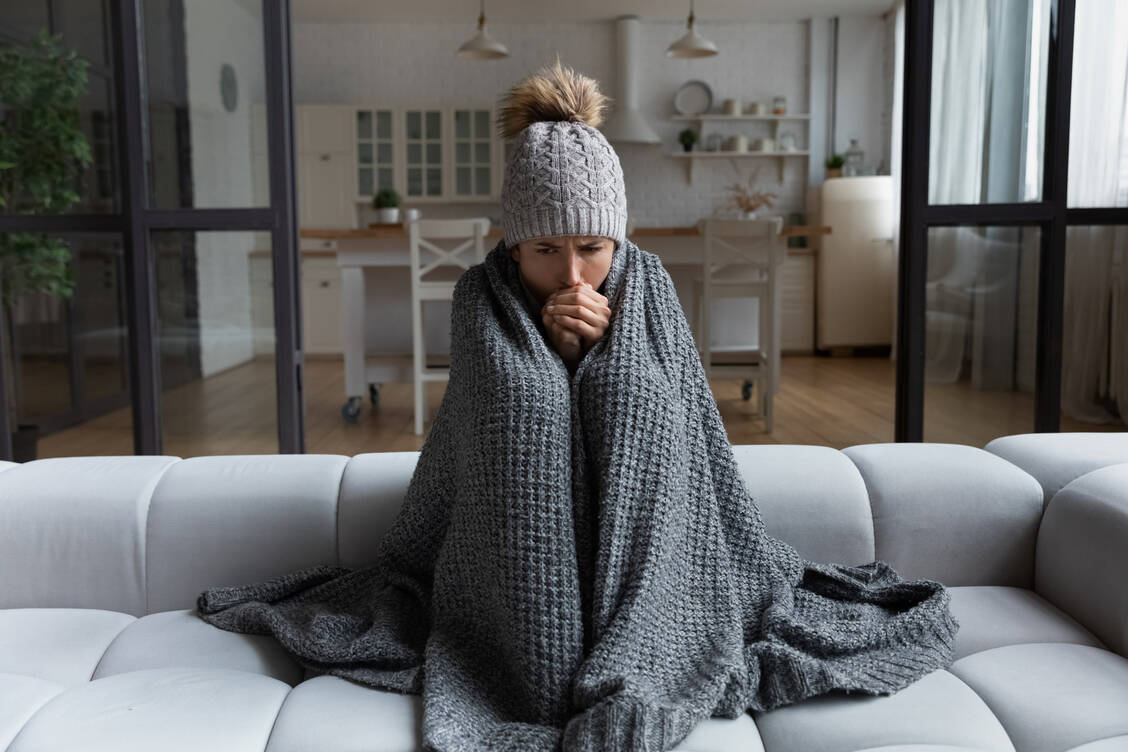 Das Zuhause im Winter auf sommerliche Temperaturen zu heizen, ist weder notwendig noch nachhaltig. Zu kalt sollte es in den eigenen vier Wänden jedoch auch nicht sein – aus mehreren Gründen. / Foto: Getty Images/Fizkes