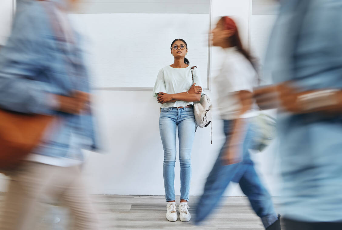 Menschen mit sozialer Angst sind von alltäglichen Situationen überfordert. Eine bewährte Behandlungsmethode ist die kognitive Verhaltenstherapie. / © Getty Images/PeopleImages