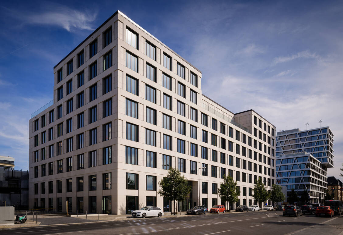 Vom ABDA Sitz in der Heidestraße 7 sind die Wege ins politische Berlin kurz, um die Interessen der Apotheker zu vertreten. Denn Apotheker sind  von zahlreichen Gesetzen, Verordnungen und Reformen zur Gesundheits- und Arzneimittelversorgung, aber auch zum Berufs- und Wettbewerbsrecht  betroffen.  / Foto: ABDA/André Wagenzik