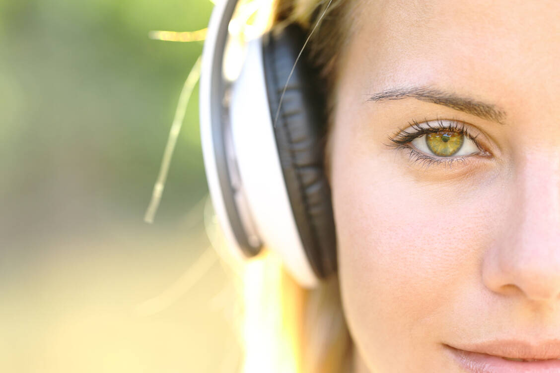 Forschende fanden heraus, dass die Augenbewegungen von Menschen, die aufmerksam Musik hören, dem Rhythmus folgen. / © Getty Images/Pheelings Media