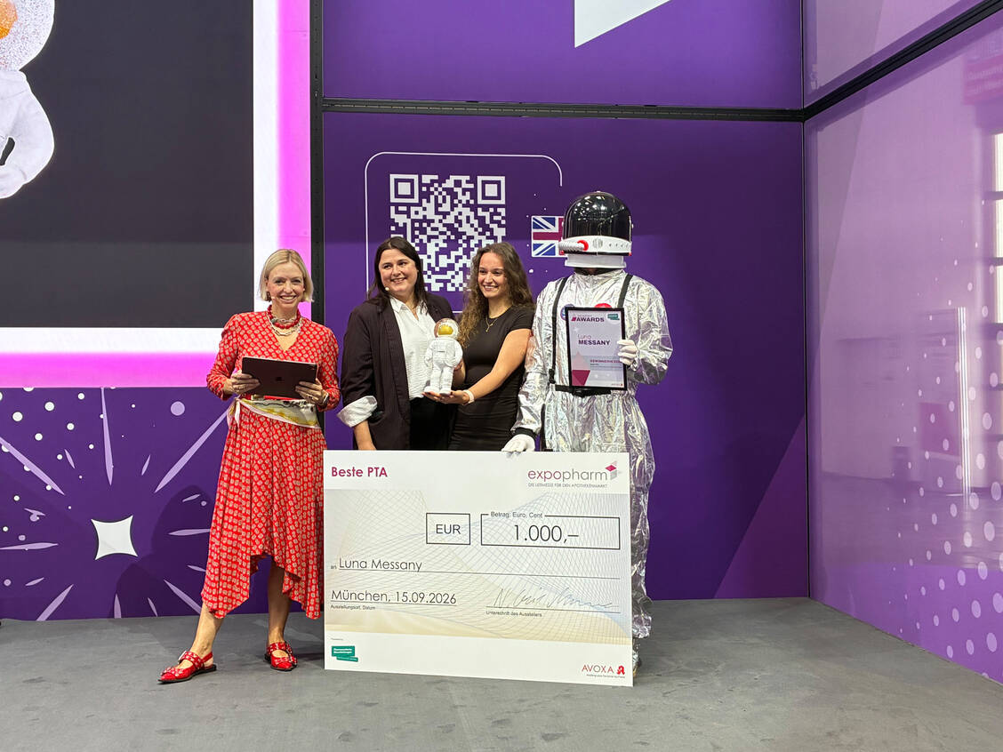 Luna Messany (zweite von rechts) hat heute den Expopharm-Award für die »Beste PTA« gewonnen. Sie setzt sich besonders für die Digitalisierung von pDL ein. / © PZ/ Verena Schmidt