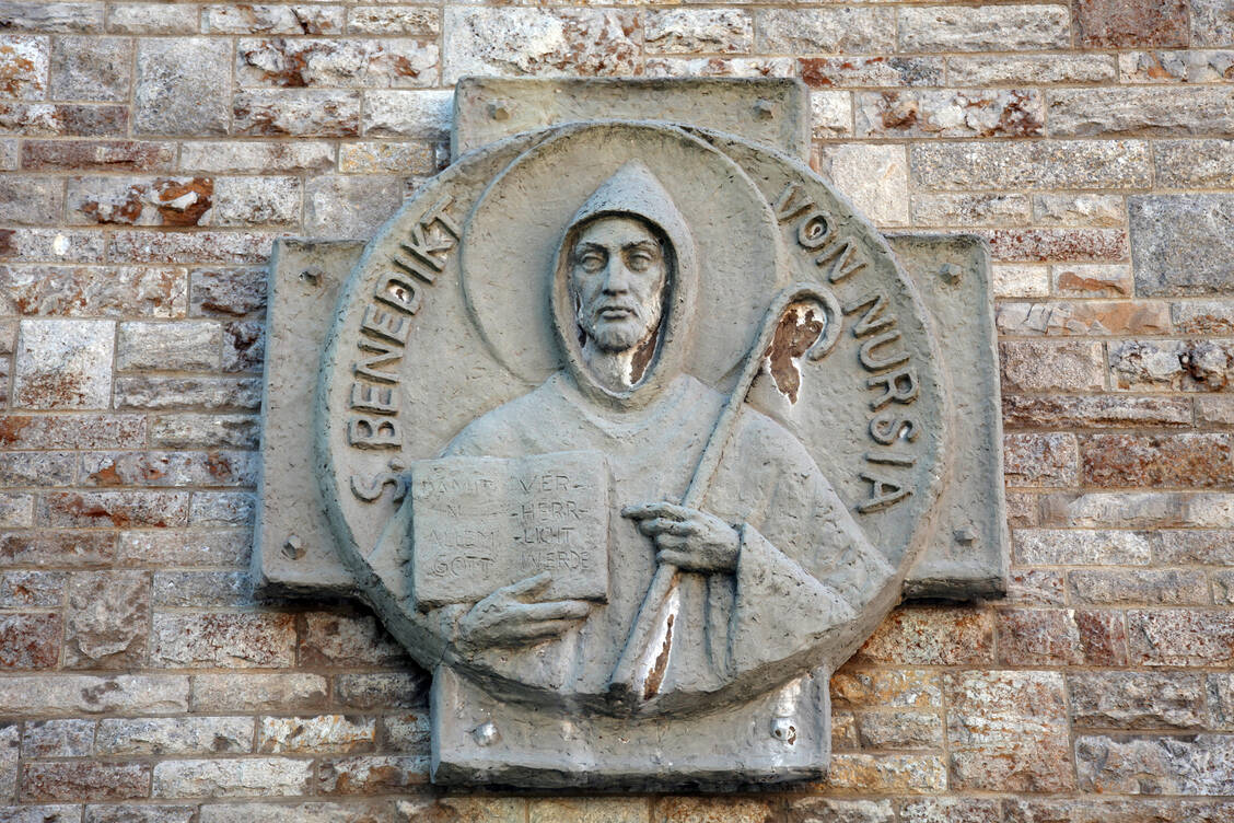 Eine Darstellung des Benedikt von Nursia, (480 – 547) in der Abtei Münsterschwarzach. / Foto: Shutterstock/Zvonimir Atletic