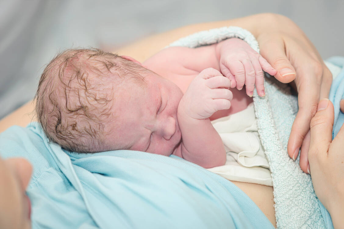 Wie Frauen die Geburt ihres Nachwuchses erleben, könnte auch mit der Körperhaltung der werdenden Mütter unter der Geburt zusammenhängen. / Foto: © Adobe Stock / freepeoplea