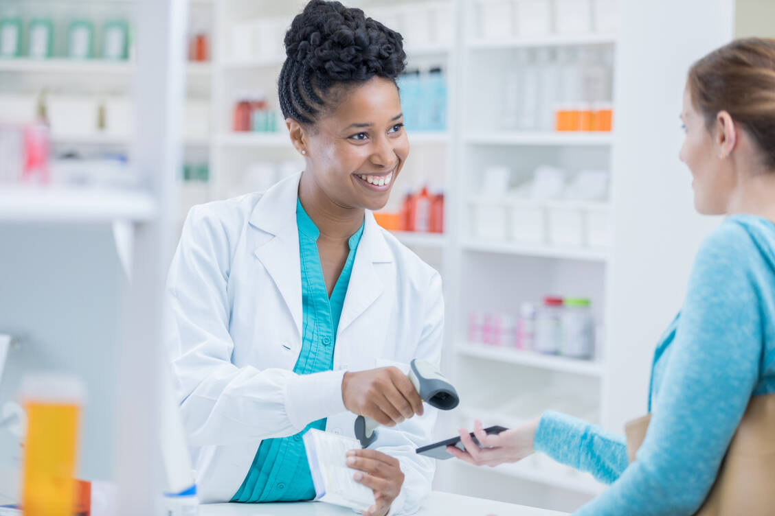 In einigen Apotheken erhält das E-Rezept nun Einzug in den Versorgungsalltag. / Foto: Getty Images/SDI Productions