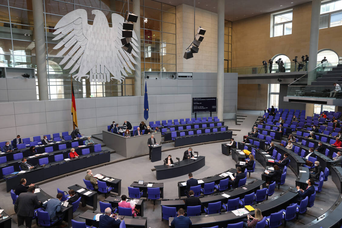 Nach dem Beschluss des Bundestages müssen die Länder dem Gesetzespaket noch zustimmen, voraussichtlich am 16. September. / Foto: Getty Images/Sean Gallup
