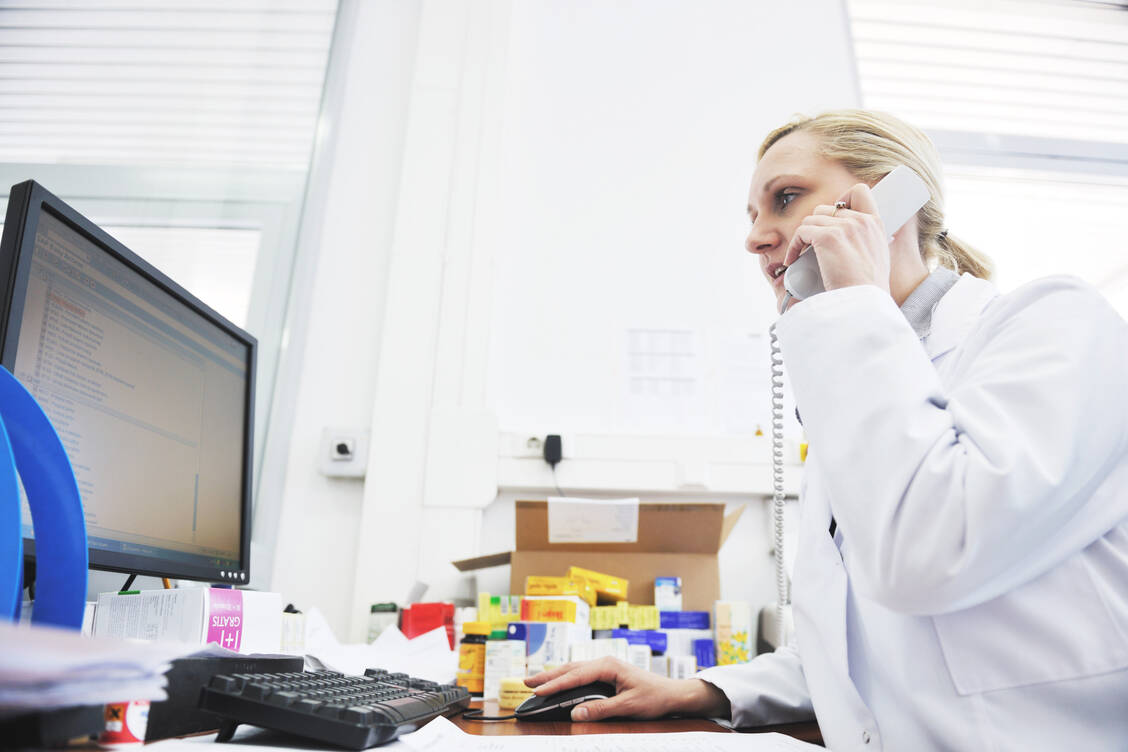 Personalnot ist auch in vielen Apotheken an der Tagesordnung. Die wenigen verbliebenen Mitarbeiter müssen dann die ganze Arbeit stemmen – und haben dadurch ein erhöhtes Gesundheitsrisiko. / Foto: Adobe Stock/.shock